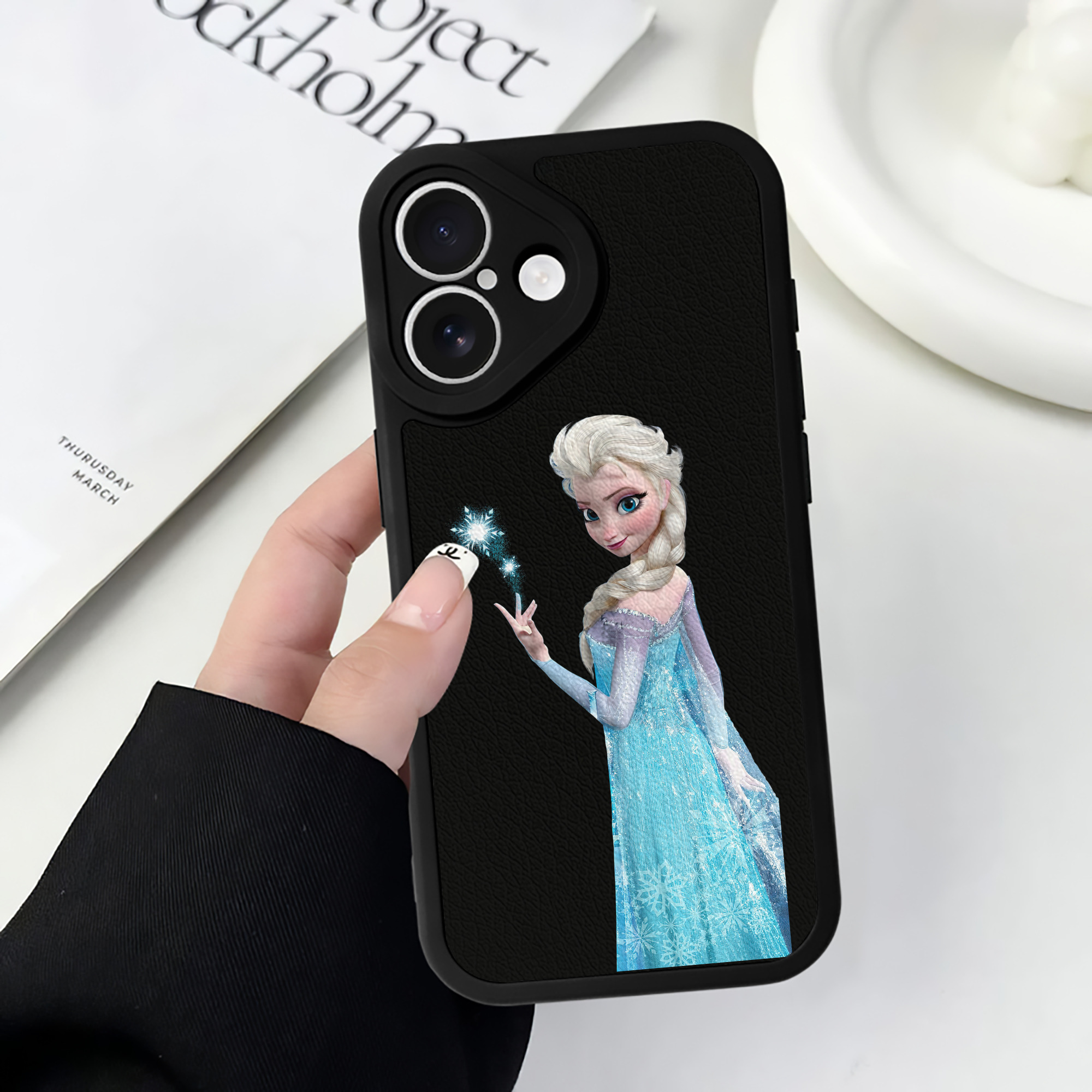 （画像用） アナと雪の女王 アンナ エルサ Frozen Anna Elsa 【iPhone 16シリーズ対応】シリコンスマホケース（レザー調） 材質：シリコン